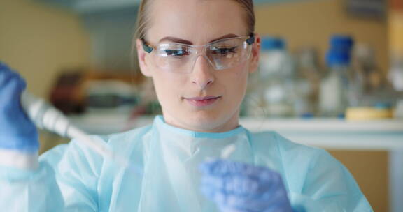 女科学家用移液管在实验室分析