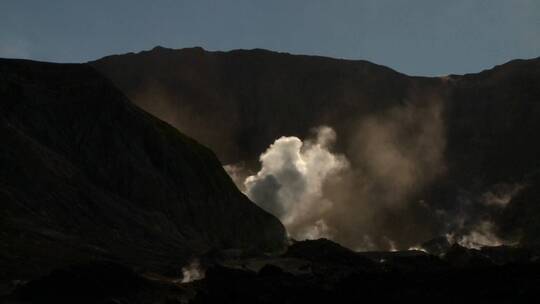 新西兰的瓦卡里小岛上火山爆发