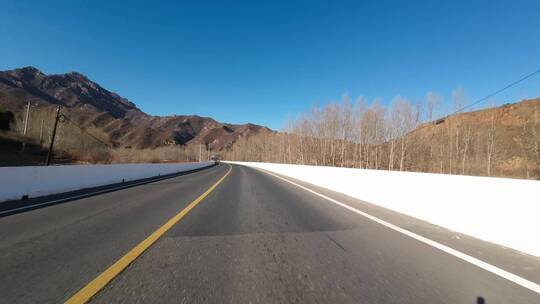 行车视角道路两侧绿化风景开车第一视角开车