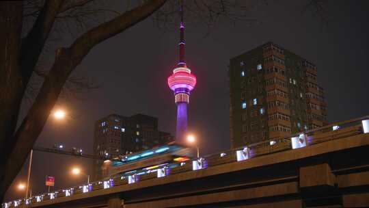 城市夜景下班后的车流