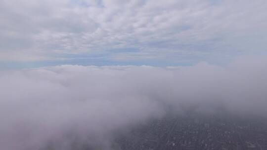 天空和移动的云