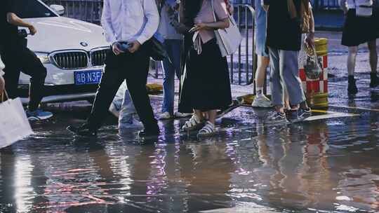 升格城市暴雨内涝下班高峰