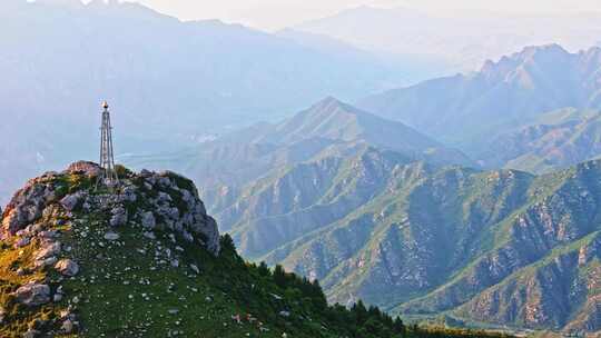 夏季高山草甸绿色森林牧场夕阳航拍