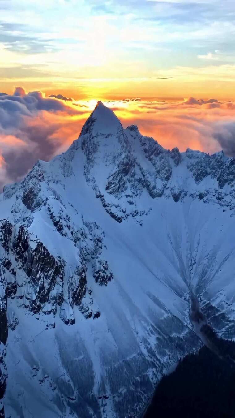 雪山云海日出全景