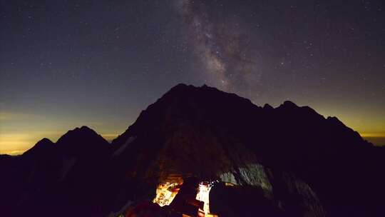 云海夕阳阳光山川大山云雾缭绕唯美