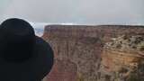 穿着黑色衣服戴着帽子的女人站着眺望大峡谷高清在线视频素材下载