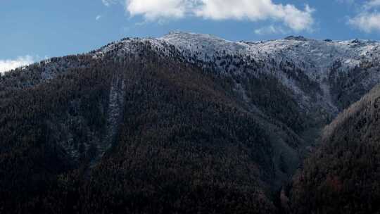 航拍深秋的新疆喀纳斯月亮湾风景