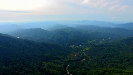 登中国陕西秦岭大鱼洞附近山脉郁郁葱葱