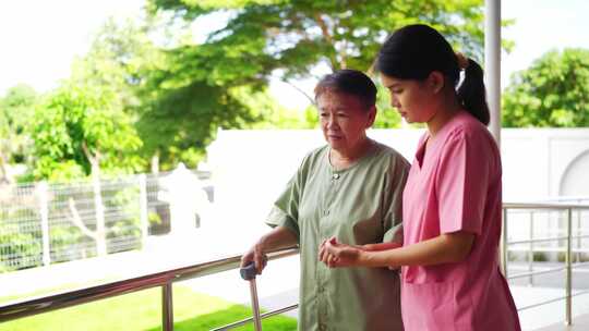 护理人员握着女人手的特写镜头视频素材模板下载