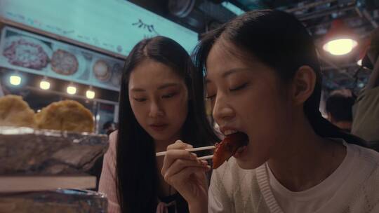 首尔吃街头小吃的女孩