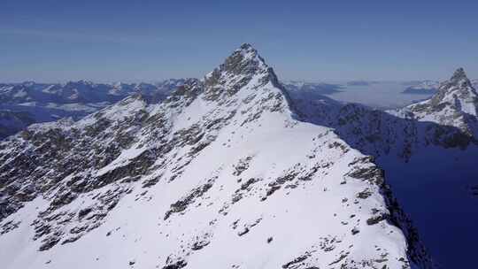 流星小行星撞击大雪山，鸟瞰图