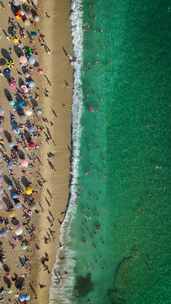 垂直视频空中海滩宁静地中海景观