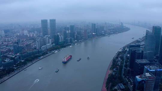 阴雨弥漫的黄浦江