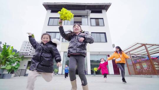 小孩打闹嬉戏奔跑、小孩玩耍儿童友好