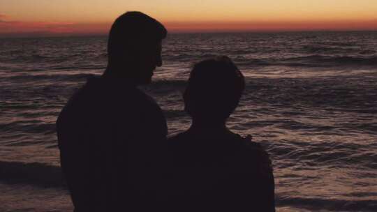 情侣依偎在一起 情侣看海 看日出