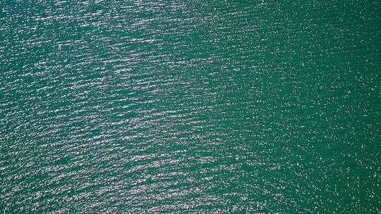 碧绿色的江面