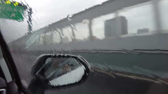倾盆大雨开车后视镜视角视频素材模板下载
