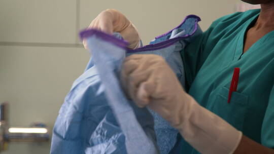 外科医生穿上手术服视频素材模板下载