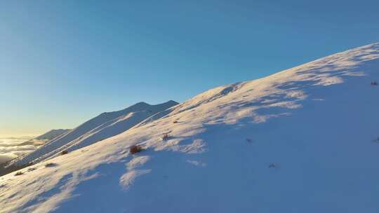 航拍雪山日照金山