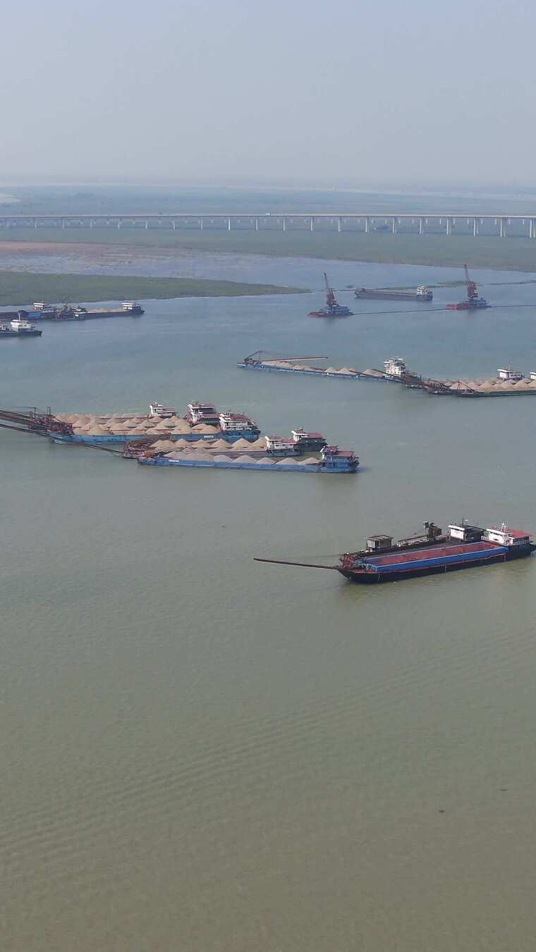 江面上停泊多艘货船