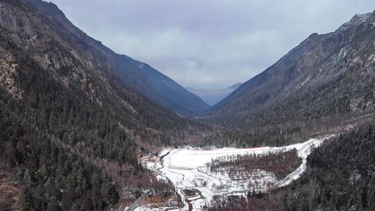 冬季航拍四川毕棚沟滑雪场延时景观