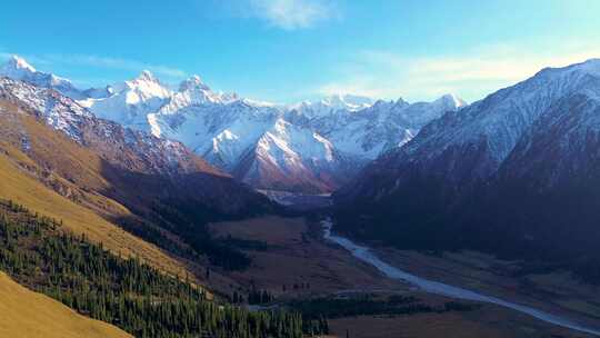 航拍新疆夏塔雪山牧场风景