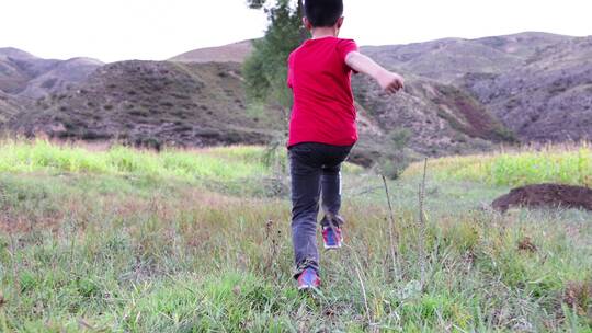 小孩在田野草地拼命奔跑慢动作
