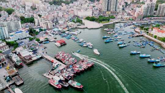 沿海城镇港口码头船只停泊的俯瞰景象