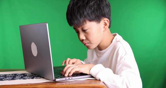 可爱的中国小男孩使用笔记本电脑8K实拍