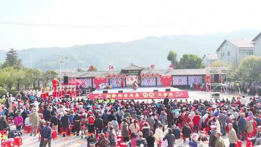 乡村文艺表演现场人群聚集