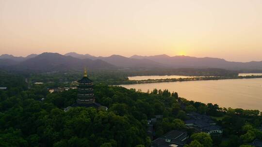 航拍西湖的金色夕阳美景