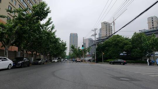 上海封城中的城市建筑环境路况