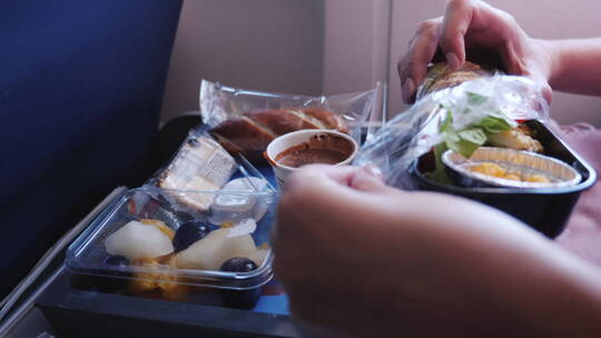 女人吃航空公司提供的食物