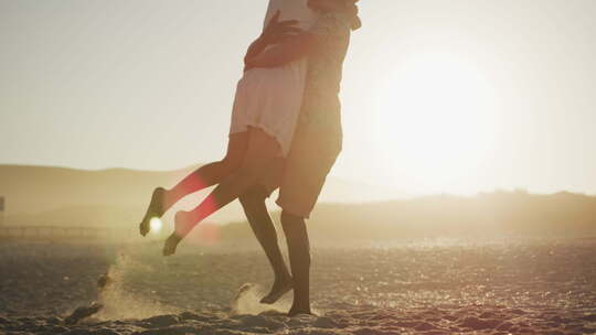 外国夫妇在海滩拥抱
