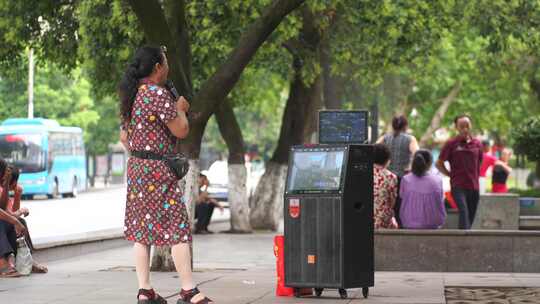 城市公园人文中老年人晨练广场唱歌休闲运动