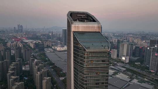 航拍落日夜幕下的南京地标双子塔建筑