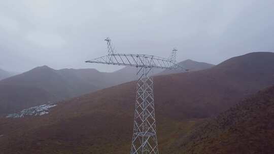 4K青藏高原特高压电力建设立塔施工08视频素材模板下载