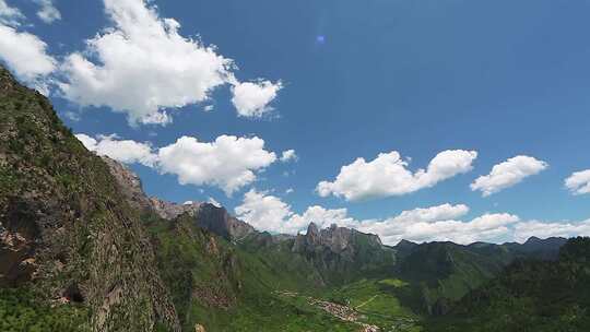 蓝天白云下的扎尕那山峰