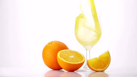 将橙汁倒入玻璃杯_白色背景视频素材模板下载