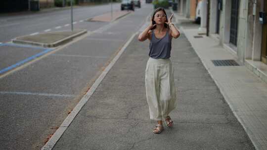 一名年轻女子穿着时髦的休闲装，自信地漫步