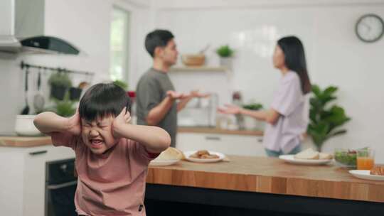 父母在家争吵小孩捂住耳朵视频素材模板下载