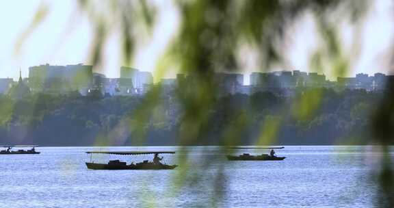 杭州西湖夏天微风手划游船风光