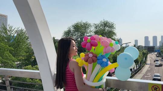 女孩手持彩色气球打卡济南宽厚里、泉城广场