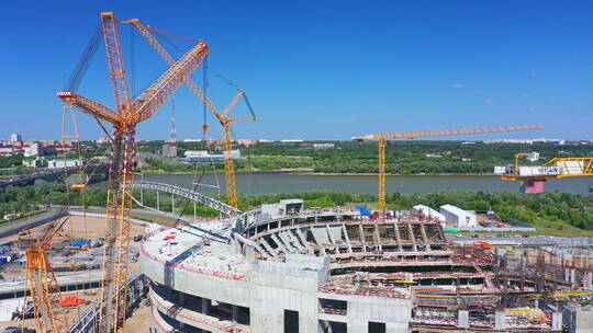 正在建造的体育场大型混凝土起重机机械施工