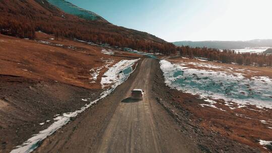 无人家 航拍 雪山 树林 沙土路 汽车