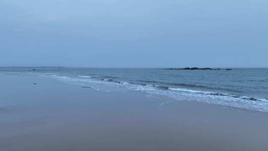 阴天大海沙滩航拍海岸海水拍打沙滩海浪潮水