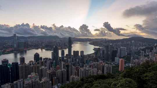香港太平山顶日出延时拍摄中环建筑和维港