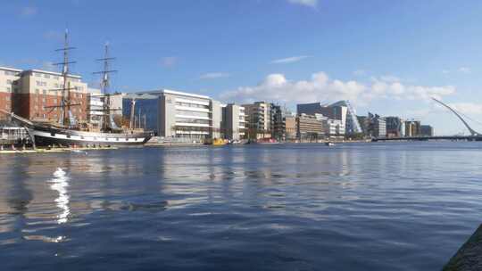 爱尔兰都柏林码头和船舶博物馆附近利菲河的场景，在一个阳光明媚的秋天。宽，g