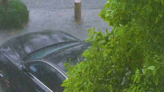 城市马路道路下暴雨倾盆大雨下雨天雨水雨滴