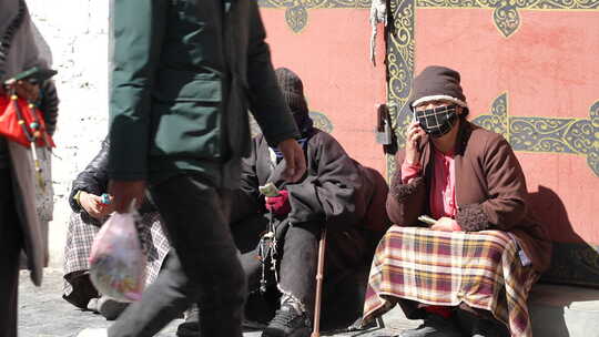 西藏在路边乞讨的穷苦人